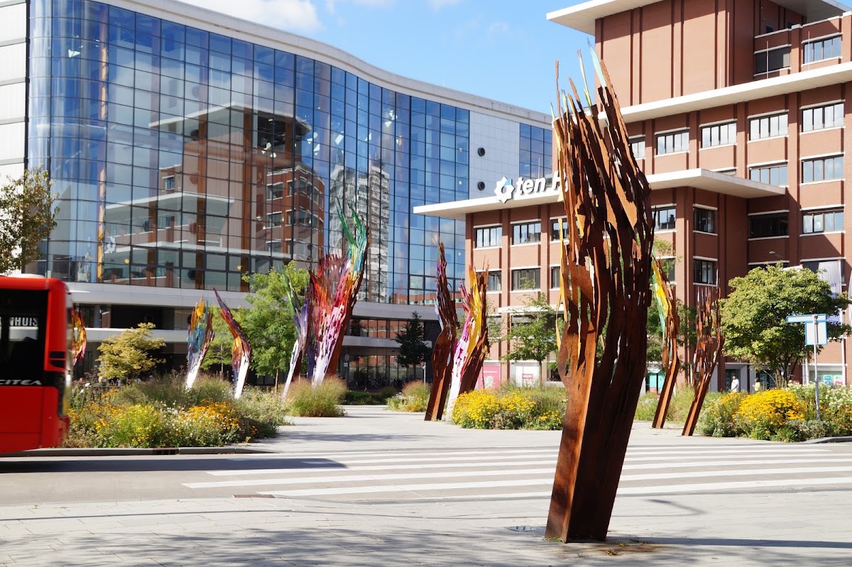 Enschede — Modern plein met kunstwerk