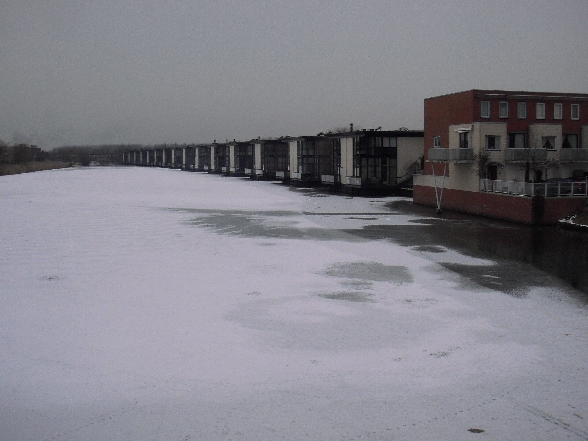 Almere — Bevroren water met industriële gebouwen