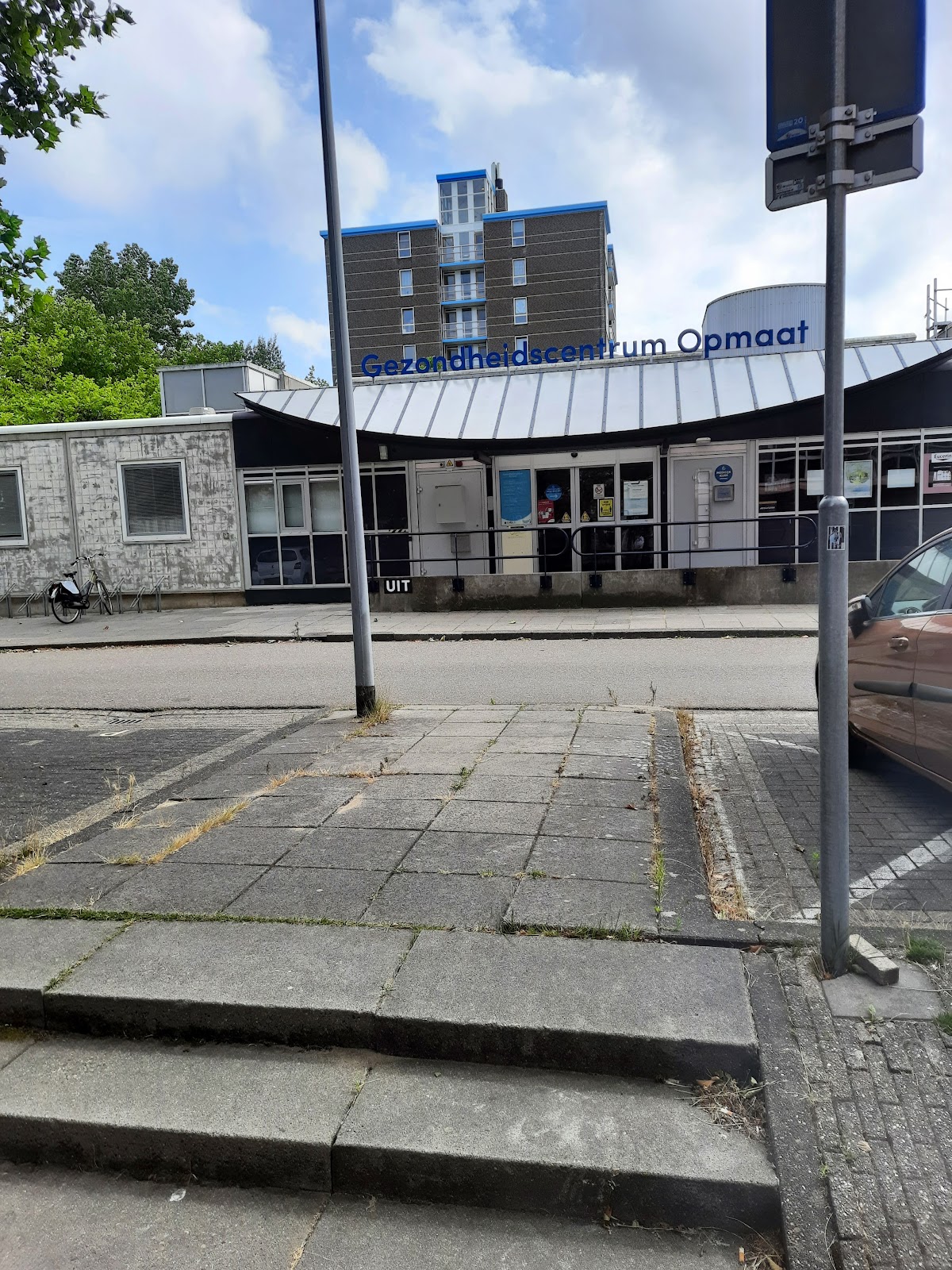 Almere — Winkelcentrum met parkeerplaats en gebouwen