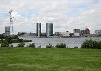 Almere — Industriële skyline aan water met grasveld