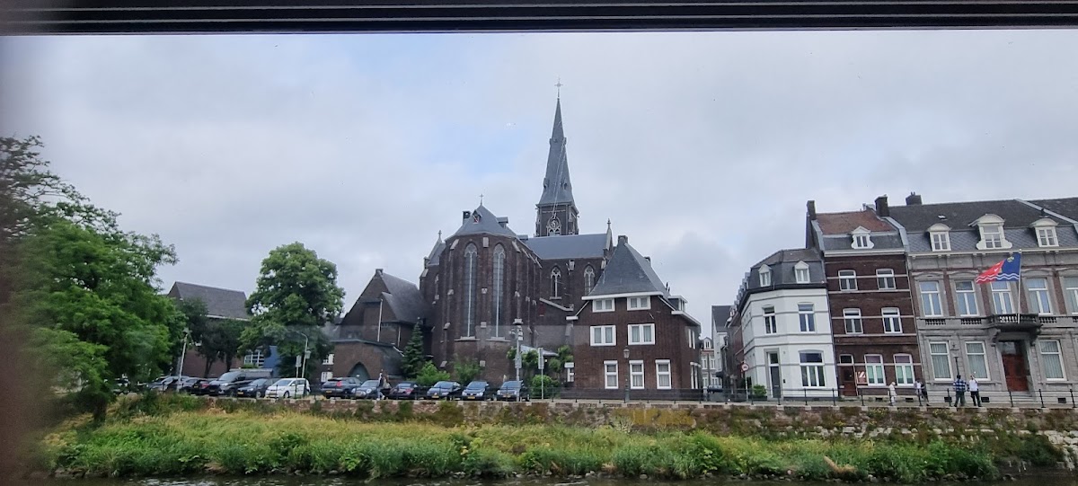 Maastricht — Kasteel aan rivier met torens