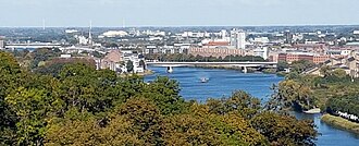 Maastricht — Maastricht skyline met brug over Maas