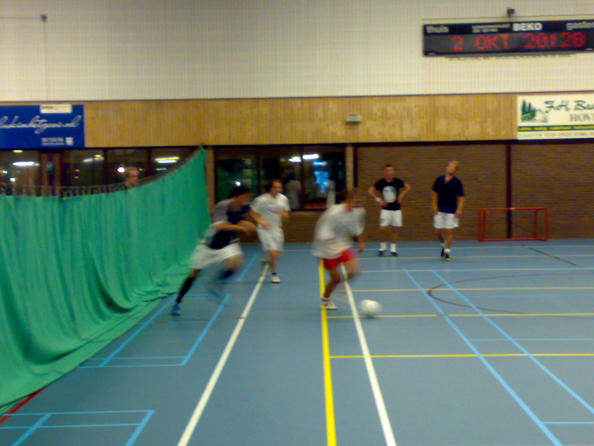 Naarden — Badminton wedstrijd in sporthal met deelnemers