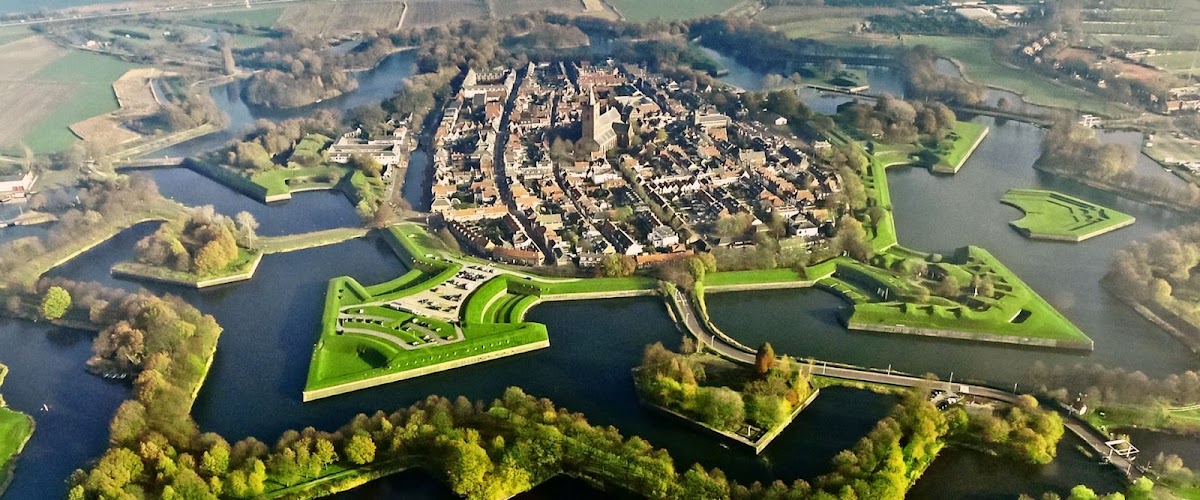Naarden — Luchtfoto vestingwerk met karakteristieke waterkanalen