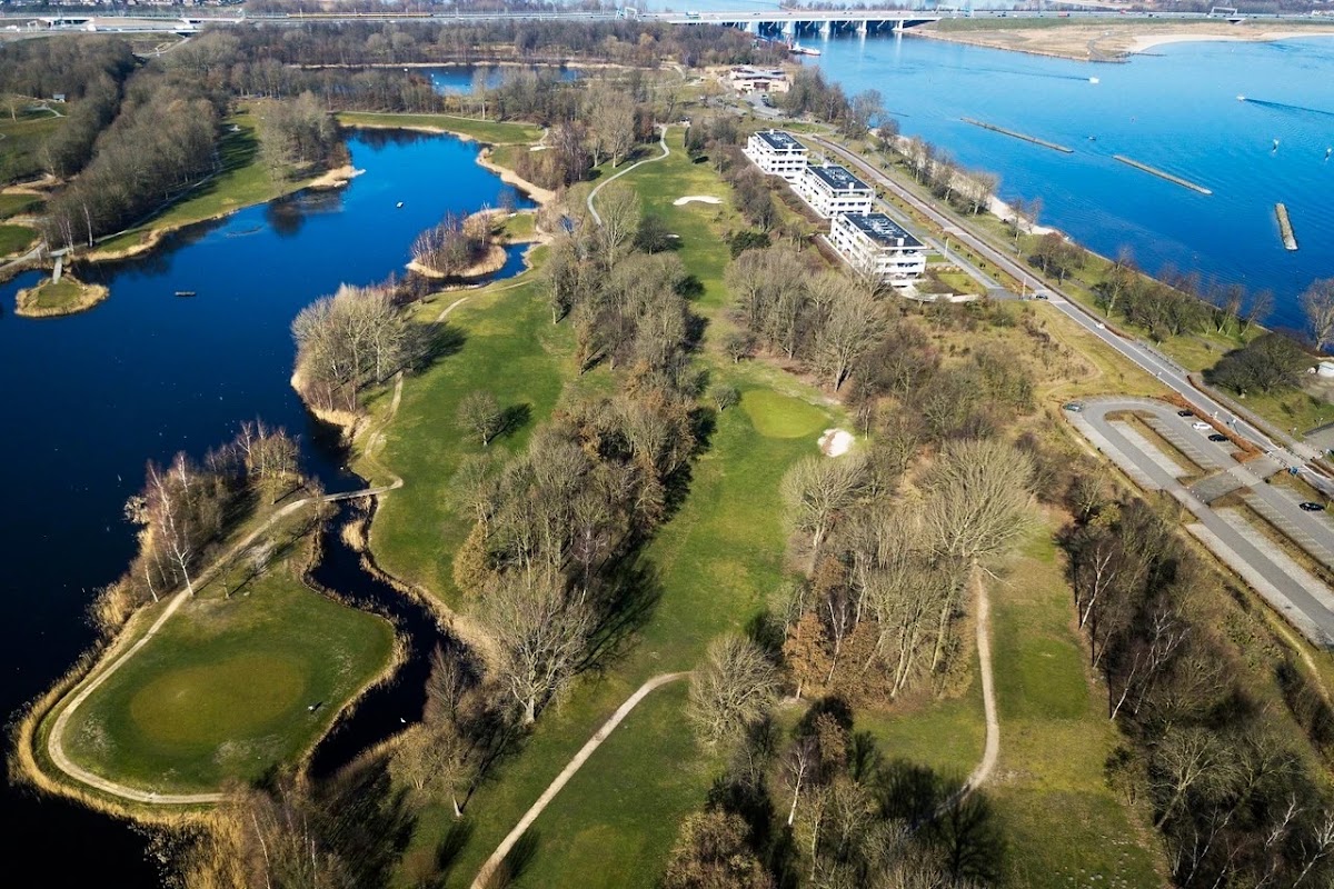 Naarden — Luchtfoto watergebied met bomen en recreatiepark