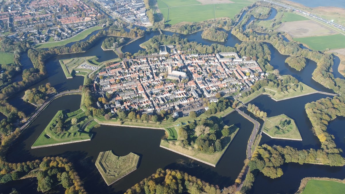 Naarden — Luchtfoto vestingwerk Naarden met waterkanalen
