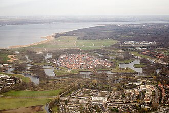 Naarden — Luchtfoto van Naarden met karakteristieke waterkanalen