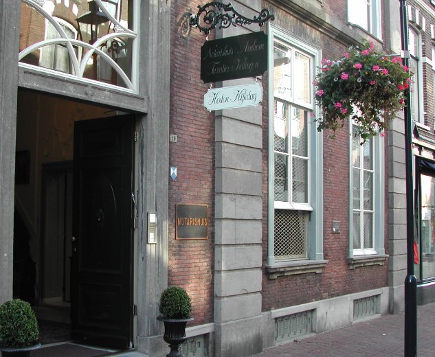 Naeff & Van Ditmar Arnhem — Klassieke gevel met zwarte deur en bloembak