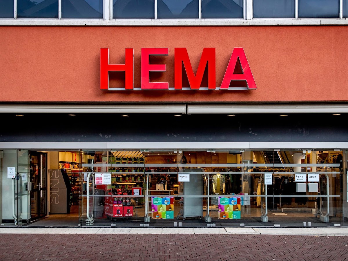 HEMA Alkmaar-Noord — HEMA gevel met rood logo en etalage