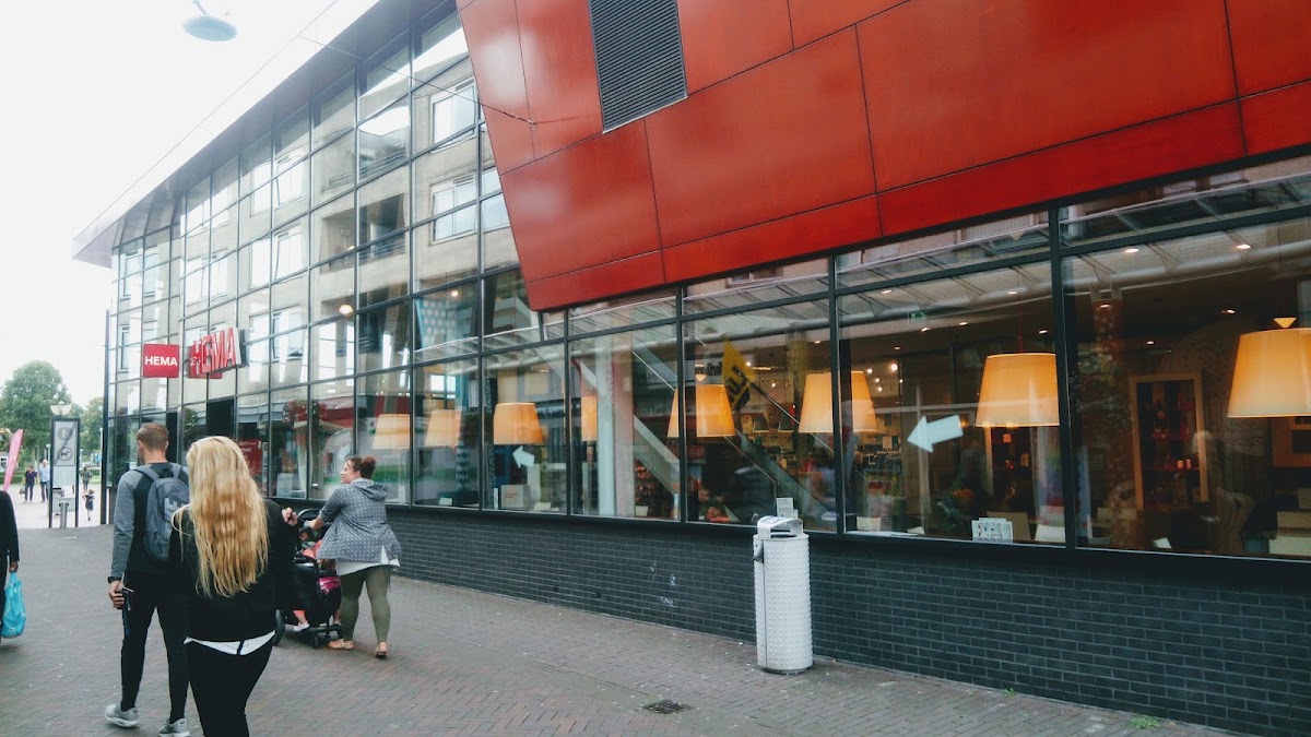 HEMA Almere-Buiten — HEMA winkel gevel met rode accenten en ingang