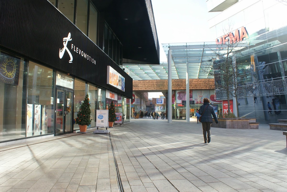 HEMA Almere-Stad — Winkelcentrum plein met HEMA-ingang zichtbaar