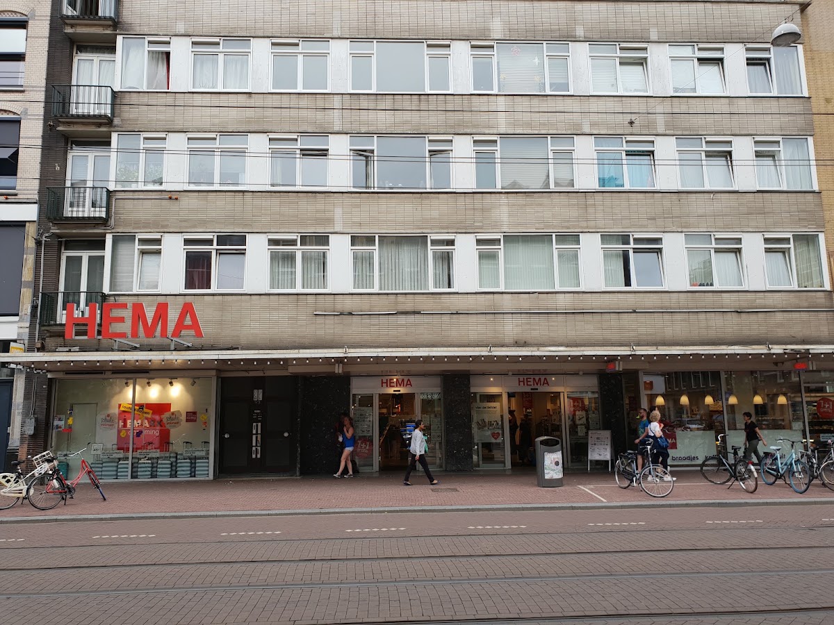 HEMA Amsterdam-Ferdinand Bolstraat — HEMA gevel aan straat met voetgangers