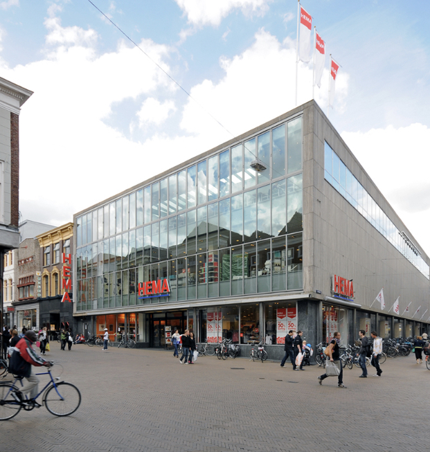 HEMA Amsterdam Oostpoort — Moderne HEMA winkel met glazen gevel en vlaggen