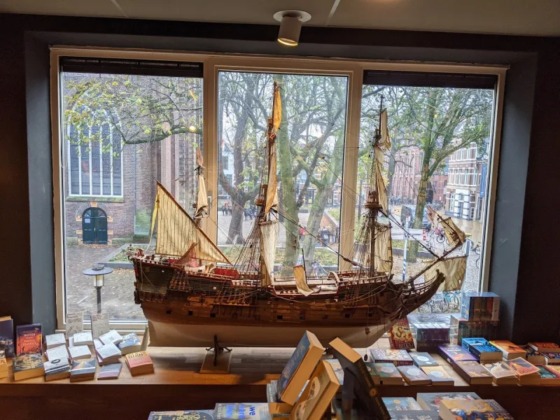 Van der Velde Boeken Groningen A-kerkhof — foto 7