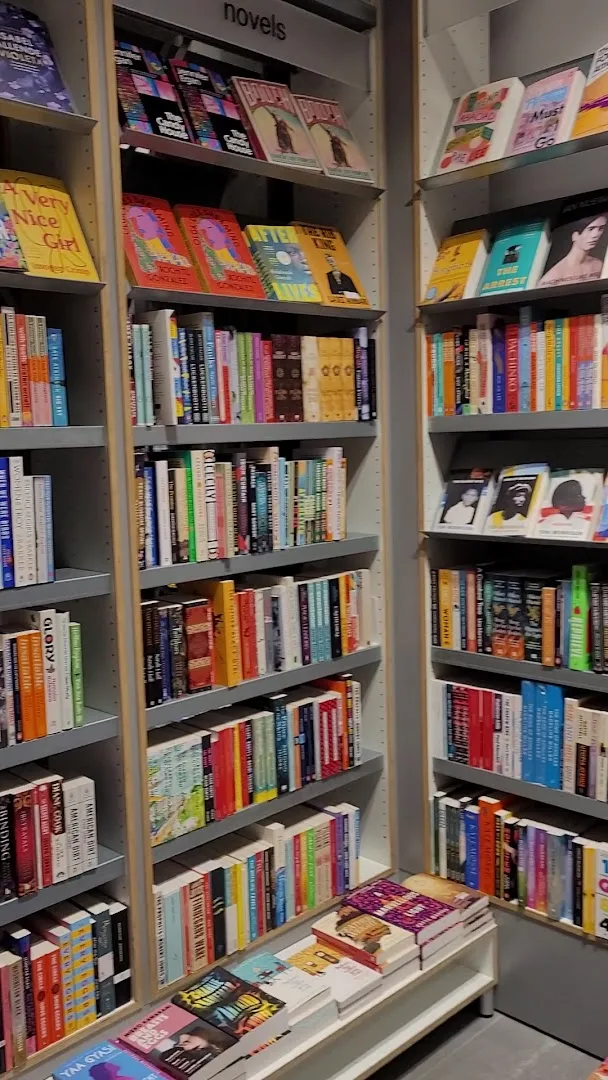 Van der Velde Boeken Groningen A-kerkhof — foto 8