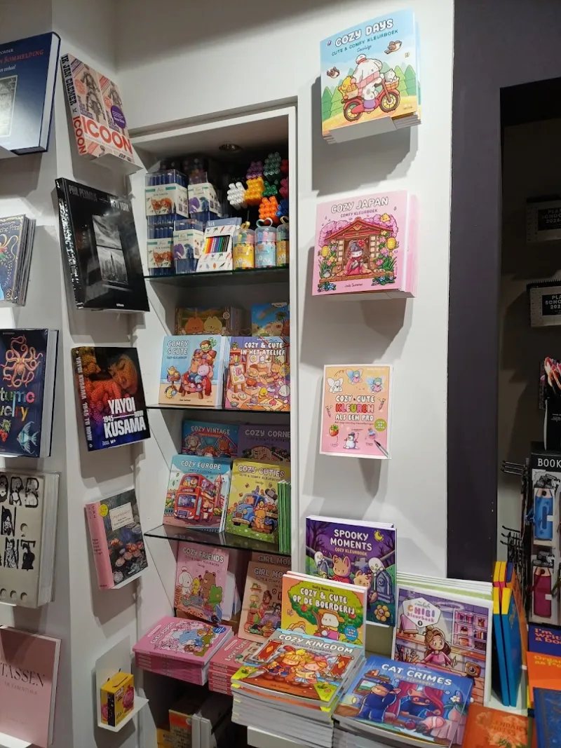 Boek- en Kantoorboekhandel Vives — foto 3