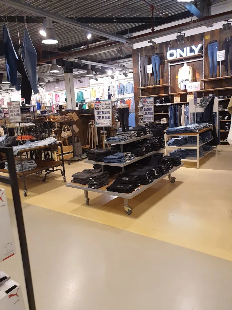 Roermond: Megastore — foto 4